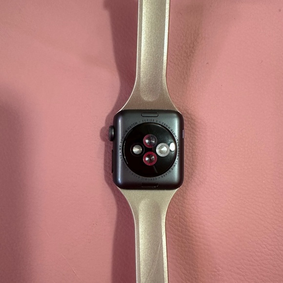 Apple Watch Series 3 like New - Picture 2 of 2